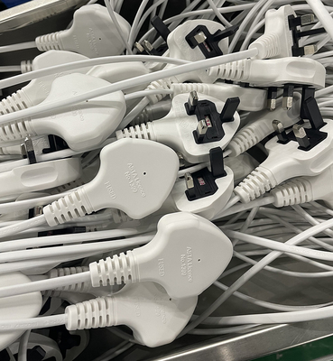 Cabo distribuidor de corrente universal eletrônico do ODM do OEM com tomada