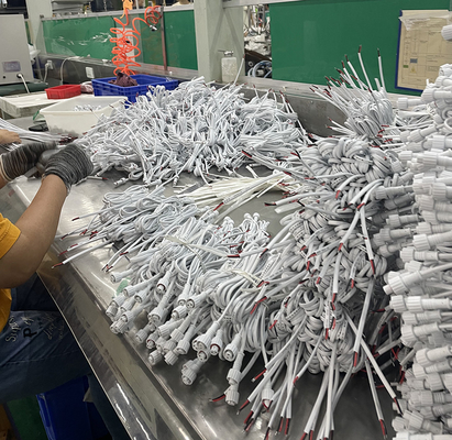O PVC isolou o conector do chicote de fios do fio elétrico